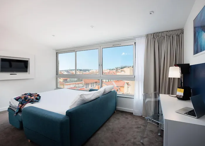 Ibis Styles Centre מנטון