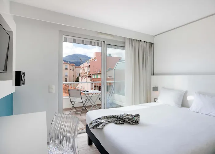 Ibis Styles Centre 3* מנטון