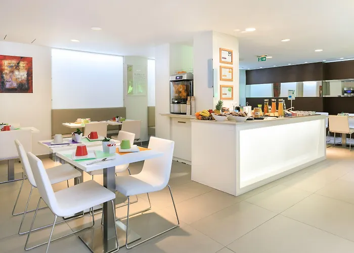 Ibis Styles Centre 3* מנטון